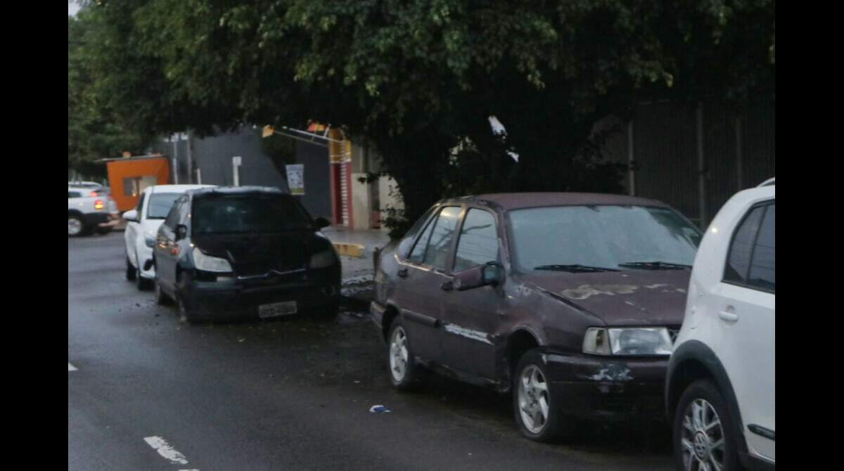 Vizinho fecha esquina com carretas e moradora reclama já bati meu carro -  Direto das Ruas - Campo Grande News