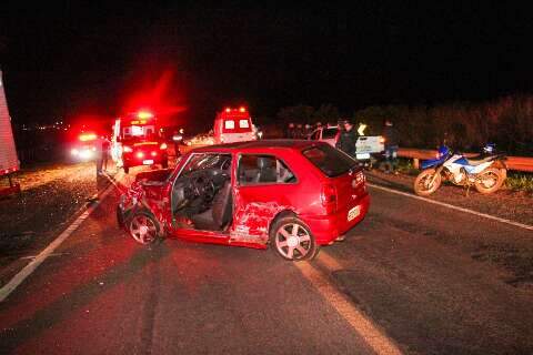 Criança morre arremessada de veículo em acidente envolvendo carros e caminhão