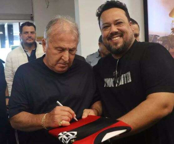 &Iacute;dolo do Flamengo, Zico &eacute; tietado ao desembarcar na Capital 