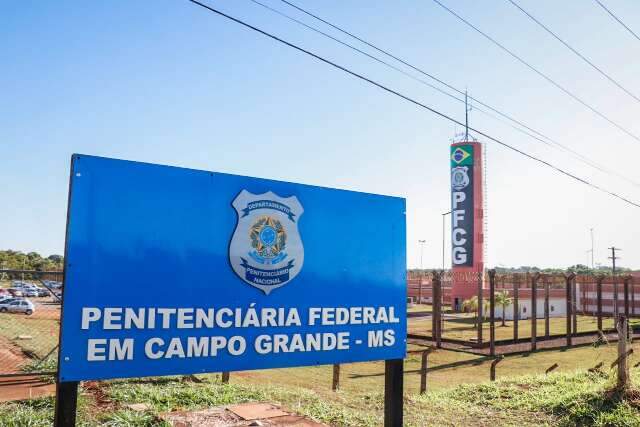 Sem sal&aacute;rio, faxineiros v&atilde;o trabalhar de viatura em Pres&iacute;dio Federal