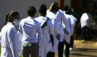 Médicos fazem fila durante realização do Revalida, em 2022. (Foto: Marcelo Camargo/Agência Brasil)