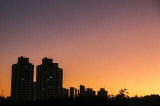 Céu claro nesta manhã em Campo Grande (Foto: Henrique Kawaminami)