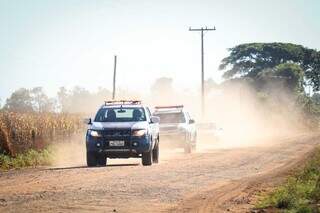 Viaturas da Polícia Militar chegando no local onde a mulher foi encontrada. (Foto: Henrique Kawaminami)