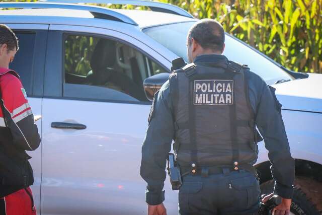 Mulher &eacute; achada morta a tiros em camionete de policial militar 