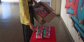 Distribuição de absorventes na Escola Municipal Professor Licurgo de Oliveira Bastos, em maio. (Foto: Paulo Francis)