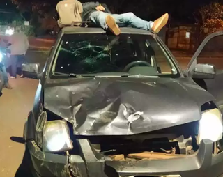 Vítima foi parar no teto do carro (Foto: Direto das Ruas) 