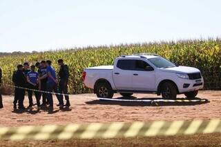 Peritos e policiais no local onde o corpo de Cássia foi encontrado. (Foto: Henrique Kawaminami)