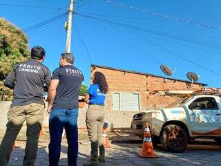 Peritos no local onde a irregularidade foi encontrada (Foto: Direto das Ruas) 