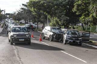 Os três veículos envolvidos no acidente fecharam uma faixa da Avenida Ricardo Brandão (Foto: Marcos Maluf)