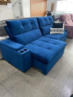 Opção incrível é o sofá Thor com porta-copo, oferecendo conforto e praticidade.