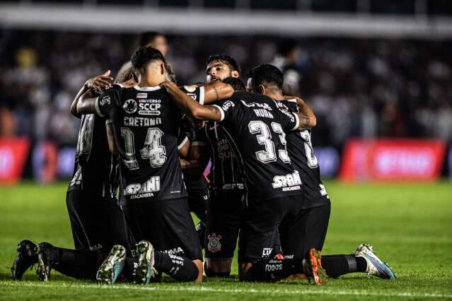 Com sinalizador no gramado, Corinthians bate Santos no Brasileir&atilde;o