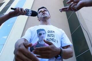 Após missa em homenagem ao filho, em 2019, Paulo Xavier deu entrevista usando camiseta que questionava: &#34;Quem matou Matheus?&#34;. (Foto: Henrique Kawaminami/Arquivo)