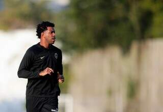 Zagueiro Gil faz leve corrida em treino no Corinthians (Foto: Rodrigo Coca)