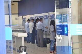 Movimento de correntistas no caixa eletrônico do banco (Foto: Paulo Francis/Arquivo)