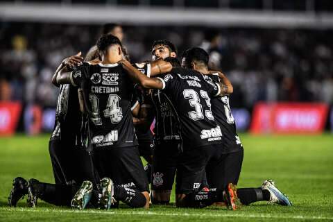 Com sinalizador no gramado, Corinthians bate Santos no Brasileirão