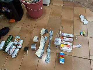 Parte dos materiais e medicamentos apreendidos na casa onde jovem era torturada. (Foto: Divulgação | Deam)