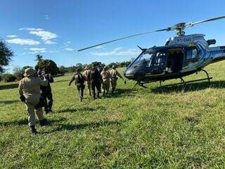 Ap&oacute;s caminh&atilde;o tombar, helic&oacute;ptero realiza transporte de motorista