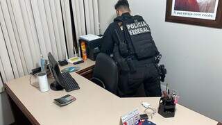 Policial federal em um dos locais onde buscas foram feitas hoje cedo (Foto: Divulgação)