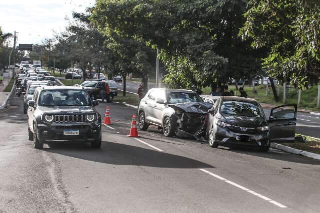 Freada brusca provoca engavetamento entre três veículos na Ricardo Brandão