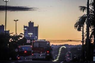 Céu da Capital aberto nos altos da Avenida Afonso Pena (Foto: Henrique Kawaminami)