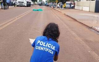 Perita da Polícia Civil no local onde pedreiro foi morto a golpes de faca (Foto: Adilson Domingos)