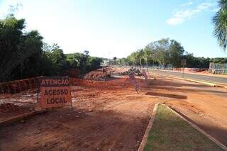 Reconstrução da calçada e ciclovia, na Avenida Filinto Muller (Foto: Alex Machado)