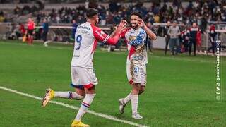 Calebe e Juan Martin comemoram gol da vitória no Mineirão. (Foto: Bruno Oliveira/Fortaleza)