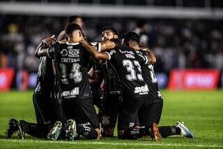 Jogadores do Corinthians comemoram gol marcado contra o Santos. (Foto: Reprodução/@Corinthians no Twitter)