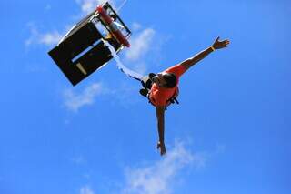 Homem salta de plataforma de bungee jumping em edição passada do evento (Foto: Divulgação)