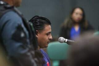 Luan Avila Santana durante julgamento na tarde desta quarta-feira (21), em Campo Grande. (Foto: Henrique Kawaminami)