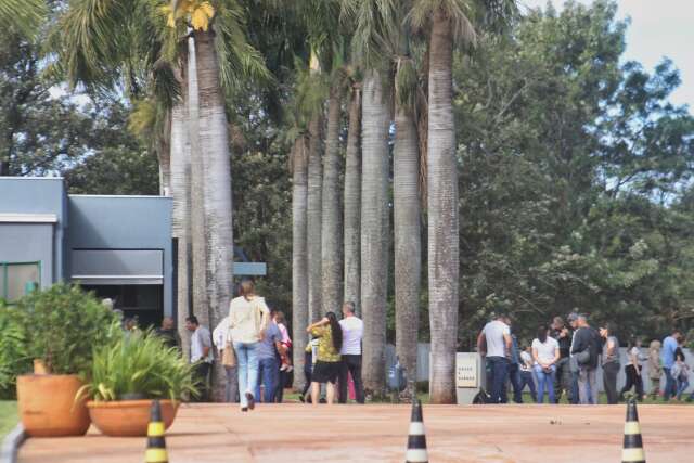 Fam&iacute;lias optam pelo sil&ecirc;ncio em vel&oacute;rios de casal de policiais militares