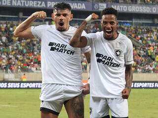 Tiquinho Soares e Tchê Tchê comemoram gol na segunda etapa da partida. (Foto: Vítor Silva/Botafogo)
