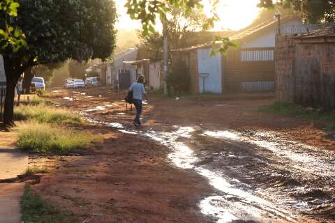“Ódio”, diz moradora que já tirou R$ 300 do bolso para cascalhar própria rua