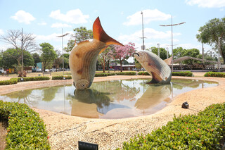 Piraputangas, monumentos na Praça da Liberdade, em Bonito (Foto: Paulo Francis)