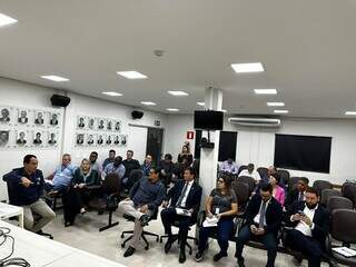 Secretário de saúde de Campo Grande, Sandro Benites, em reunião com vereadores e equipe da pasta, na Câmara Municipal. (Foto: Divulgação/Assessoria)