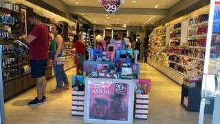 Clientes dentro de loja de cosméticos no Centro de Campo Grande (Foto: Clara Farias)