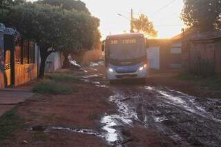Ônibus passando por lamaçal. (Foto: Paulo Francis)