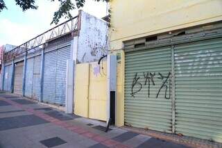 Imóveis decupados no Centro de Campo Grande. (Foto: Alex Machado)