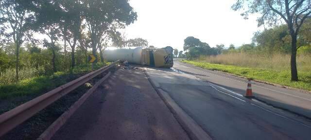 Carregado com GLP, caminh&atilde;o-tanque tomba e interrompe tr&acirc;nsito na BR-262