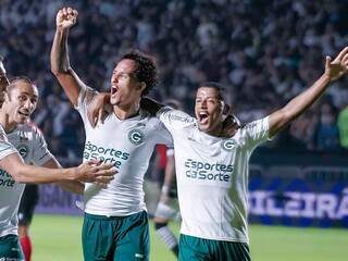 Jogadores do time goiano comemoram gol diante o Vasco, no Rio de Janeiro (RJ). (Foto: Fernando Lima/Goiás)