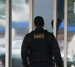 Agente do Gaeco num dos locais &#34;visitados&#34; na semana passada, quando foram cumpridos 19 mandados de busca e apreensão. (Foto: Henrique Kawaminami/Arquivo)