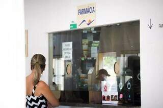 Paciente aguardando em farmácia de posto de saúde. (Foto: Henrique Kawaminami/Arquivo)