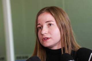 Delegada Rafaela Lobato durante coletiva de imprensa nesta manhã. (Foto: Henrique Kawaminami)