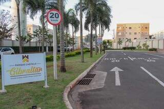 Entrada do condomínio, no Bairro Pioneiros, em Campo Grande. (Foto: Juliano Almeida)