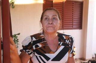 Helena Miranda Balbuena, 63, conta que já sofreu fraturas ao cair em rua. (Foto: Paulo Francis)