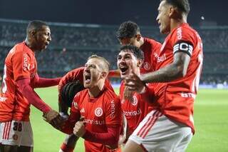 Jogadores comemoram gol de Pedro Henrique, em Curitiba (PR). (Foto: Reprodução/@SCInternacional no Twitter)