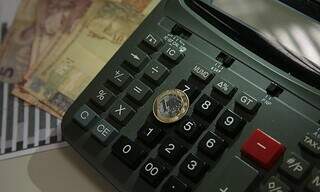 Restituição deve cair até setembro deste ano; na foto, cédulas de dinheiro ao lado de calculadora. (Foto: Marcello Casal Jr./Agência Brasil)