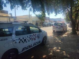 Movimentação da polícia na casa onde Saito foi encontrado morto. (Foto: Cenário MS)