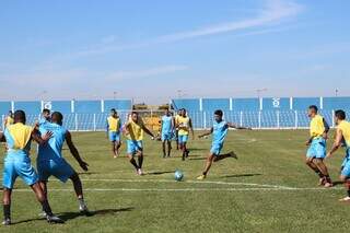 Jogadores do Operário em treino com bola (Foto: OFC/Divulgação)