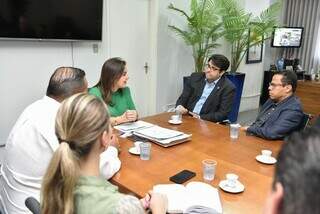 Reunião entre Adriane Lopes (PP) e comitiva carioca aconteceu no Paço Municipal (Foto: Reprodução)